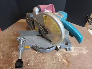 lot 1546 image: Makita LS1020 10-inch Compound Miter Saw