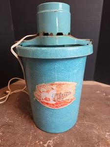 lot 1553 image: Dolly Madison Husky Home Ice Cream Freezer - Blue (Powers on)