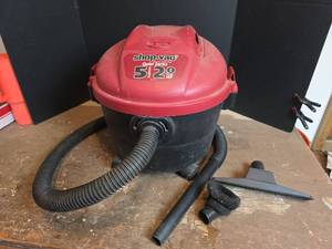 lot 1565 image: Shop-Vac Quiet Series 5 Gallon WetDry Vacuum