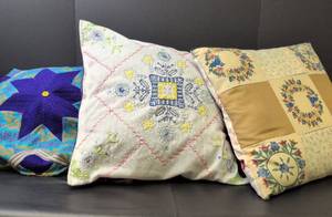 lot 1011 image: Handcrafted Decorative Throw Pillow Set