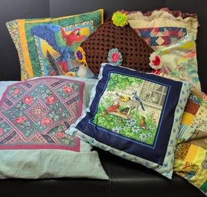 lot 1012 image: Tropical Bird and Garden Theme Decorative Pillow Set