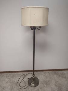lot 1030 image: Vintage Traditional Bronze Three Light Floor Lamp with Ceramic and Cream Shade