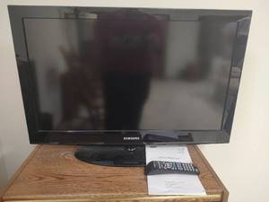 lot 1034 image: Samsung LN32D403 32-inch LCD TV with Remote and Manual