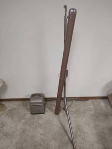 lot 1041 image: Vintagel Bell & Howell Projector and 50x50 Delite Versat Tripod Projector Screen