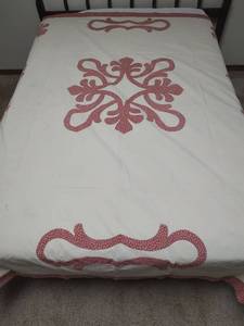 lot 1046 image: Vintage Handmade Floral Applique Coverlet, Full Size