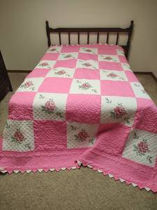 lot 1047 image: Vintage Handmade Cross Stitch Rose Quilt, Full Size