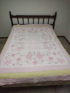 lot 1048 image: Vintage Hand Stitched Floral Quilt, Pink, Yellow and White, Twin