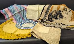 lot 1051 image: Mixed Textile Collection - Doilies and Woven Pieces