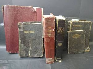 lot 1070 image: Vintage Collection of Old Holy Bibles Including Thompson Chain Reference