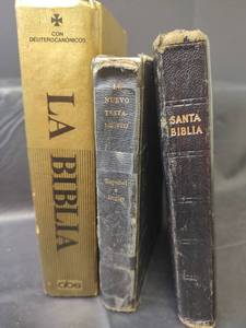 lot 1071 image: Spanish-English Bible Collection with Deuterocanonical Texts including La Santa Biblia and Dios Habla Holy Editions