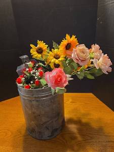 lot 1175 image: Mixed Silk Flowers