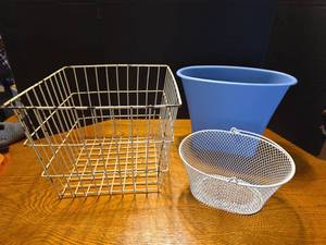 lot 1176 image: Wire Baskets and Small Trashcan