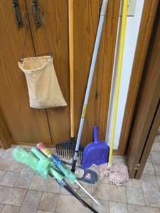 lot 1178 image: Household Cleaning Tools