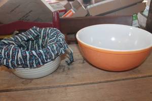 lot 3204 image: Vtg. Pottery Bun Warmer Bowl & Pyrex Mixing Bowl