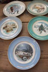 lot 3209 image: Vintage Christmas Dcor Plates