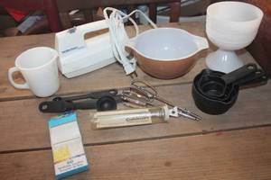 lot 3222 image: Vintage Pyrex Bowl, Hand Mixer & More