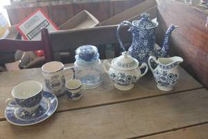 lot 3233 image: Vtg. J&G Meakin Creamer, Sugar Bowl & More