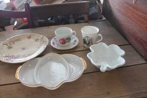 lot 3234 image: Vtg. Milk Glass Relish Dish and More