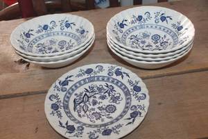 lot 3237 image: Vtg. J&G Meakin Bowls and Plate