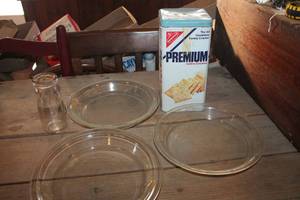 lot 3248 image: Vtg. Cracker Tin and Pie Plates