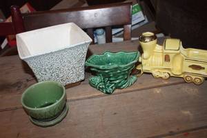 lot 3252 image: Vtg. Shawnee Planters & More
