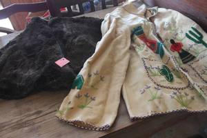 lot 3256 image: Vintage Fur Cape and Jacket size M needs cleaning