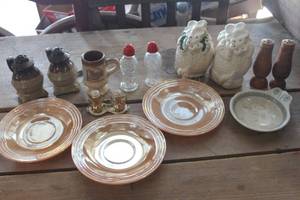 lot 3257 image: Vintage Salt, Pepper Shakers & More