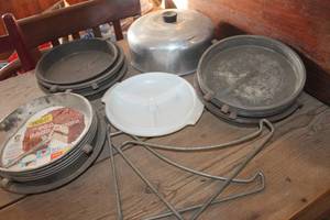 lot 3261 image: Vintage Cake Pans & More
