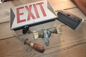lot 3262 image: Antique Glass Door Knobs & More