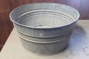 lot 3292 image: Vintage #2 Galvanized Tub