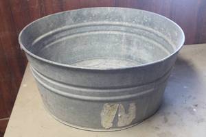 lot 3293 image: Vintage #3 Galvanized Tub