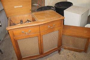 lot 3302 image: Antique Motorola Record Player & Speaker untested