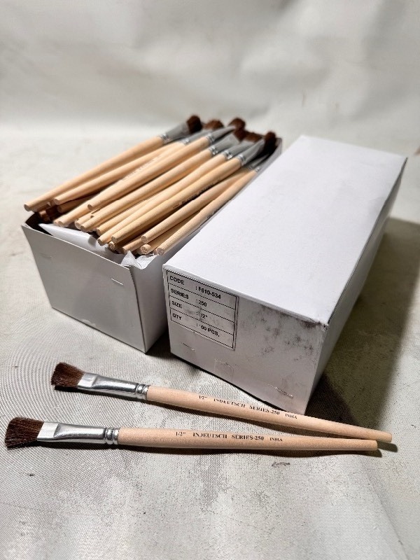 lot 105 image: New 100pcs Lot of 12 Indeutsch Series-250 Paint Brushes