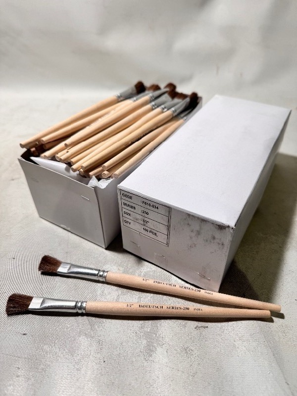 lot 106 image: New 100pcs Lot of 12 Indeutsch Series-250 Paint Brushes