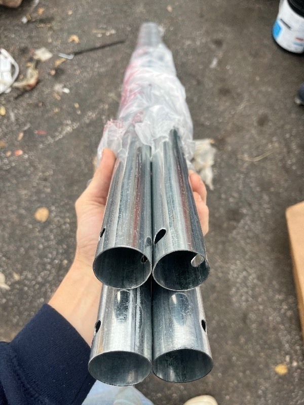 lot 110 image: Bundle of 4 Metal Poles 6 x 1