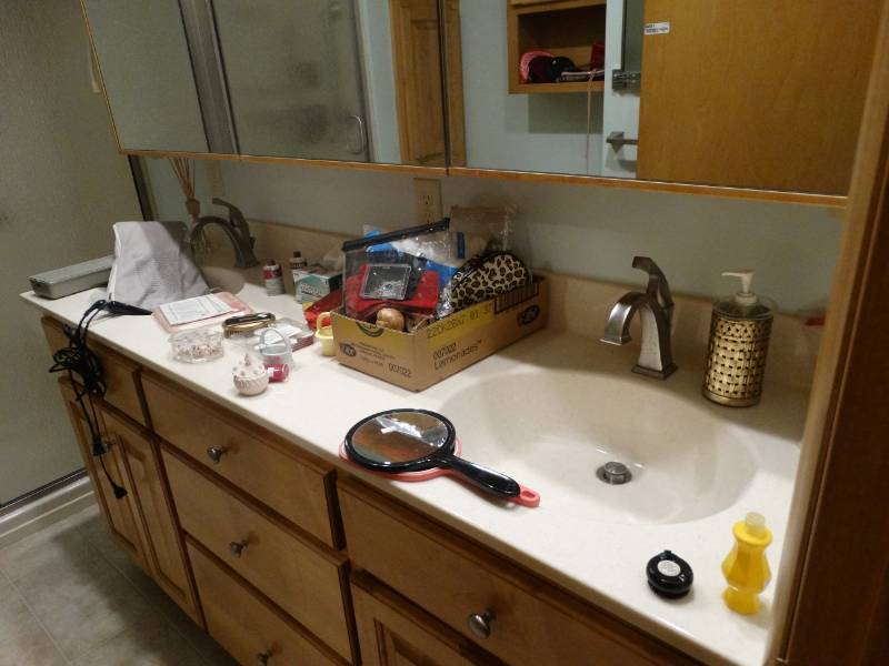 lot 1884 image: Bathroom contents.