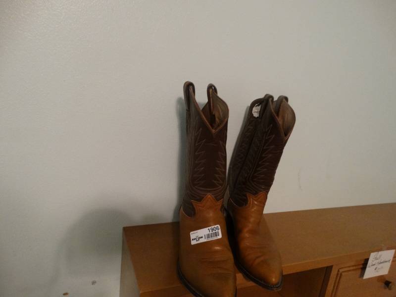 lot 1906 image: Mens boots, unknown size.