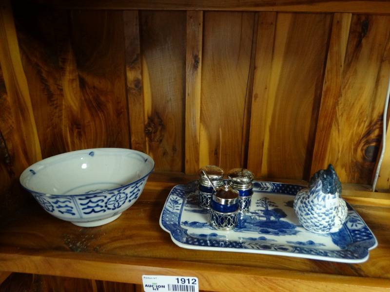 lot 1912 image: Small lot of oriental dishwear.