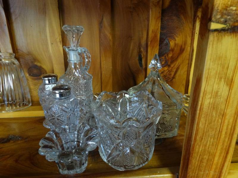 lot 1915 image: Glasswear.