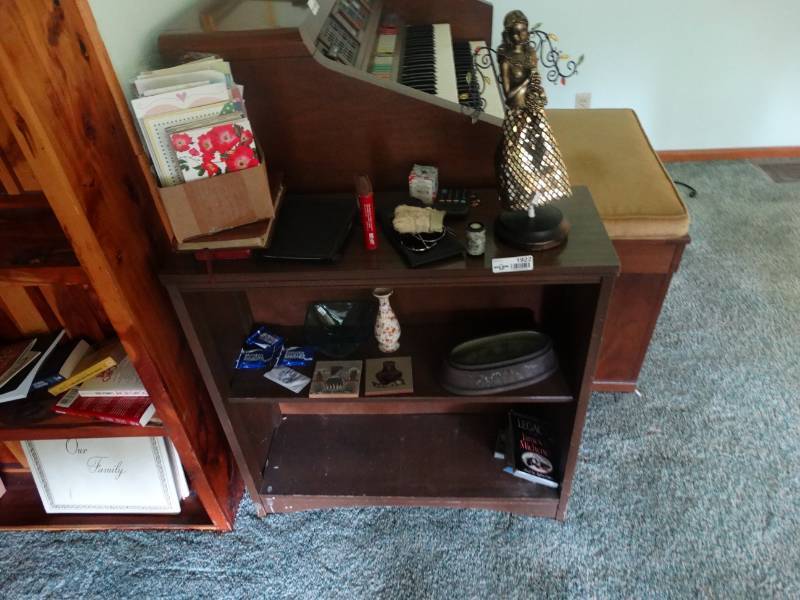 lot 1922 image: Shelf and contents.