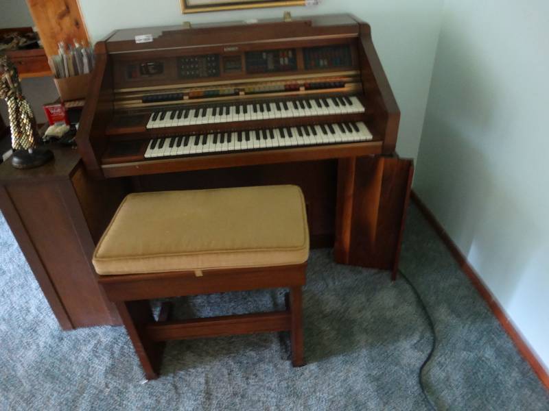lot 1923 image: Lowrey Piano.