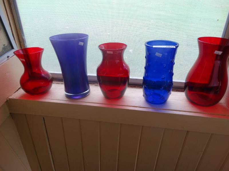 lot 1927 image: Lot of vases.