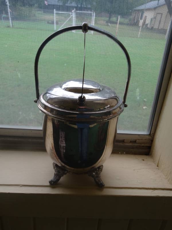 lot 1932 image: Ice bucket.