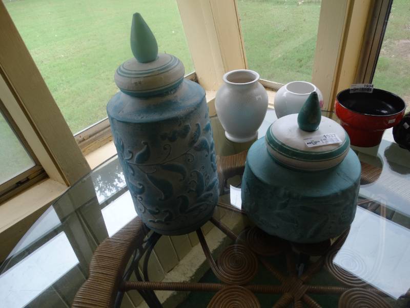 lot 1937 image: Pottery decor.