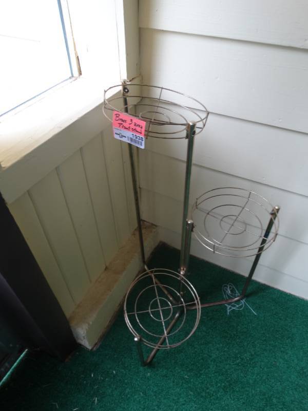 lot 1938 image: Brass 3 area plant stand.