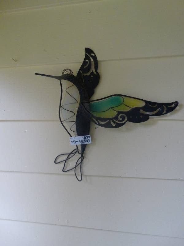 lot 1939 image: Metal humming bird wall decor.