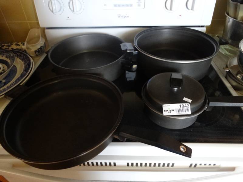 lot 1942 image: Small lot of pots pans and baking pan.