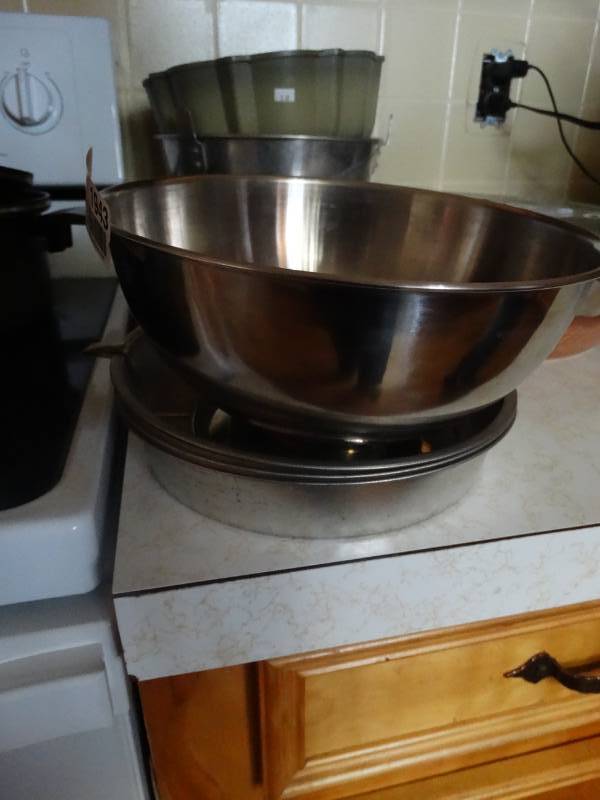 lot 1943 image: Lot of kitchen dishwear.