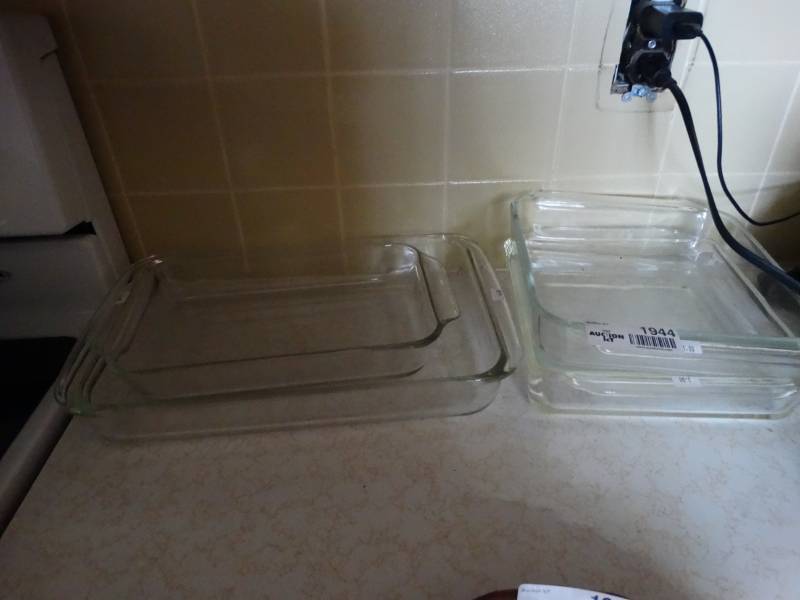 lot 1944 image: 2 Glass baking dishes.