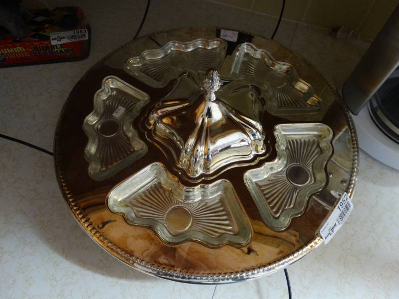 lot 1952 image: Serving tray.